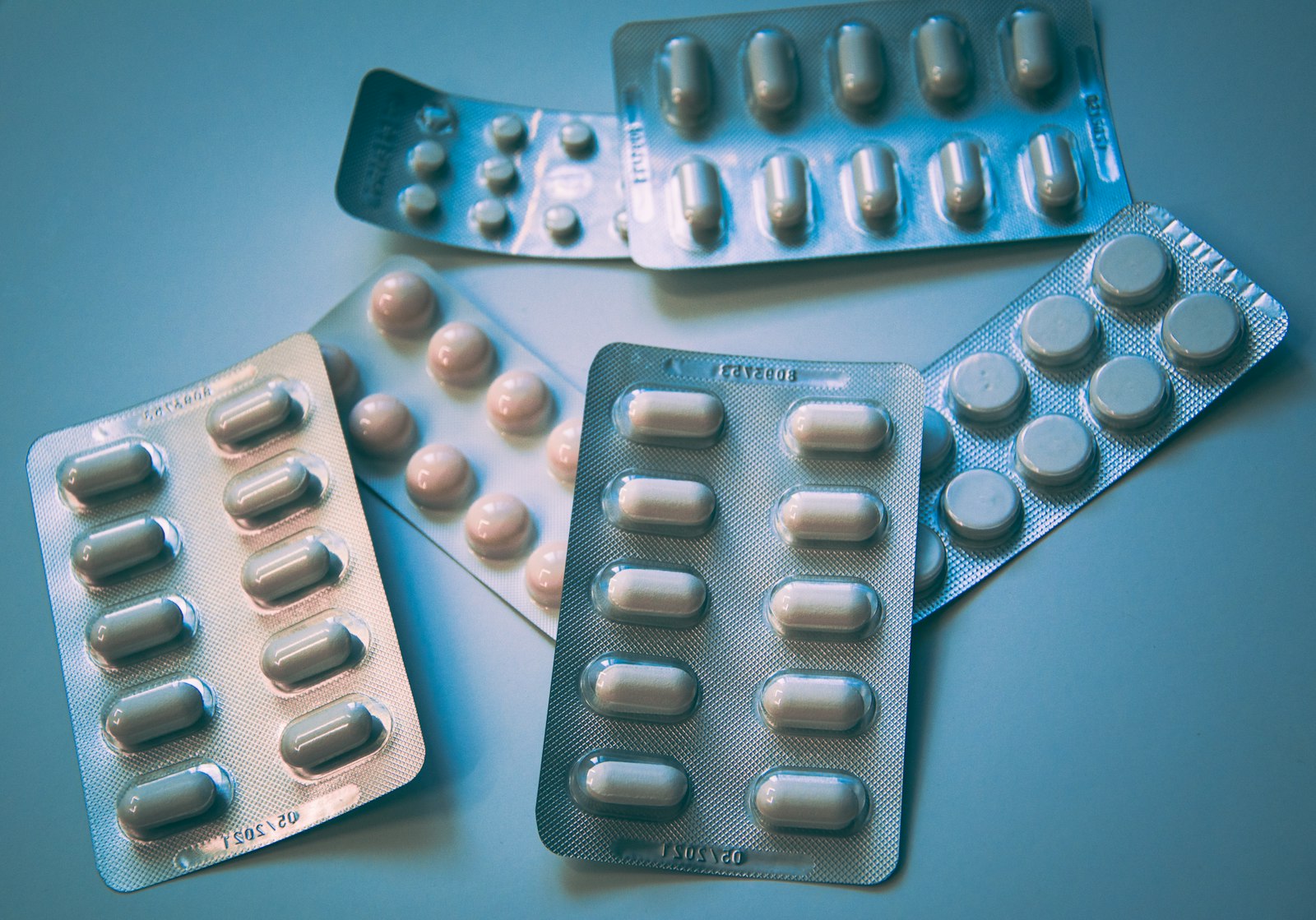 Capsules, screening visual for nutraceutical pouches — not a tested SKU