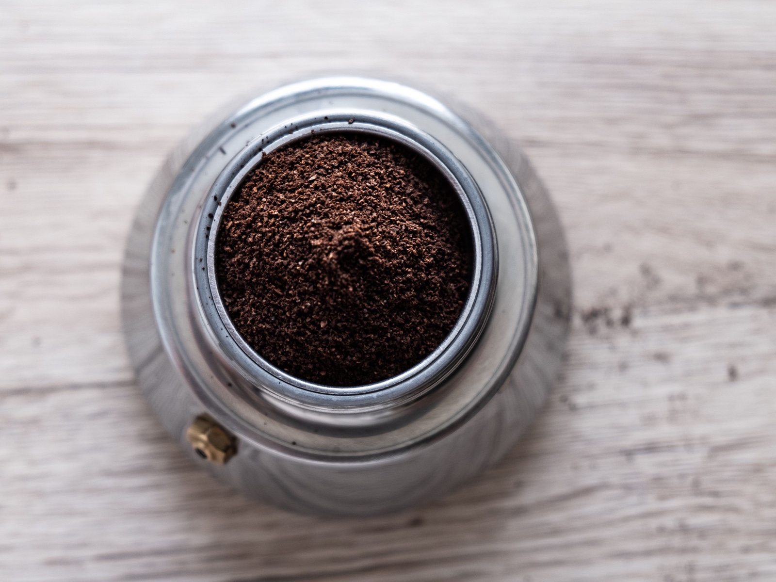 Café grossièrement moulu dans un récipient métallique