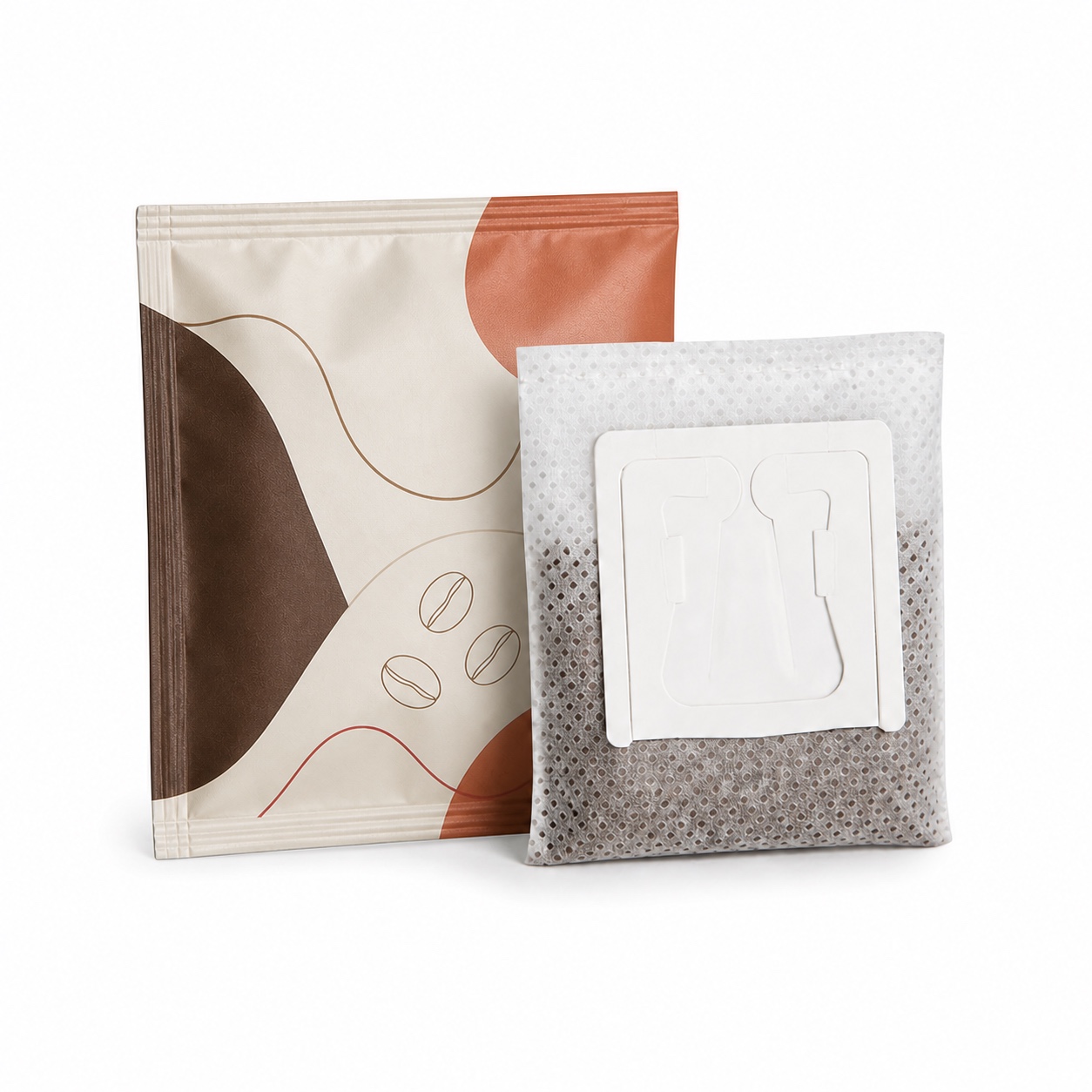 Sachet filtre à café goutte-à-goutte à oreilles, devant une enveloppe extérieure imprimée à trois soudures