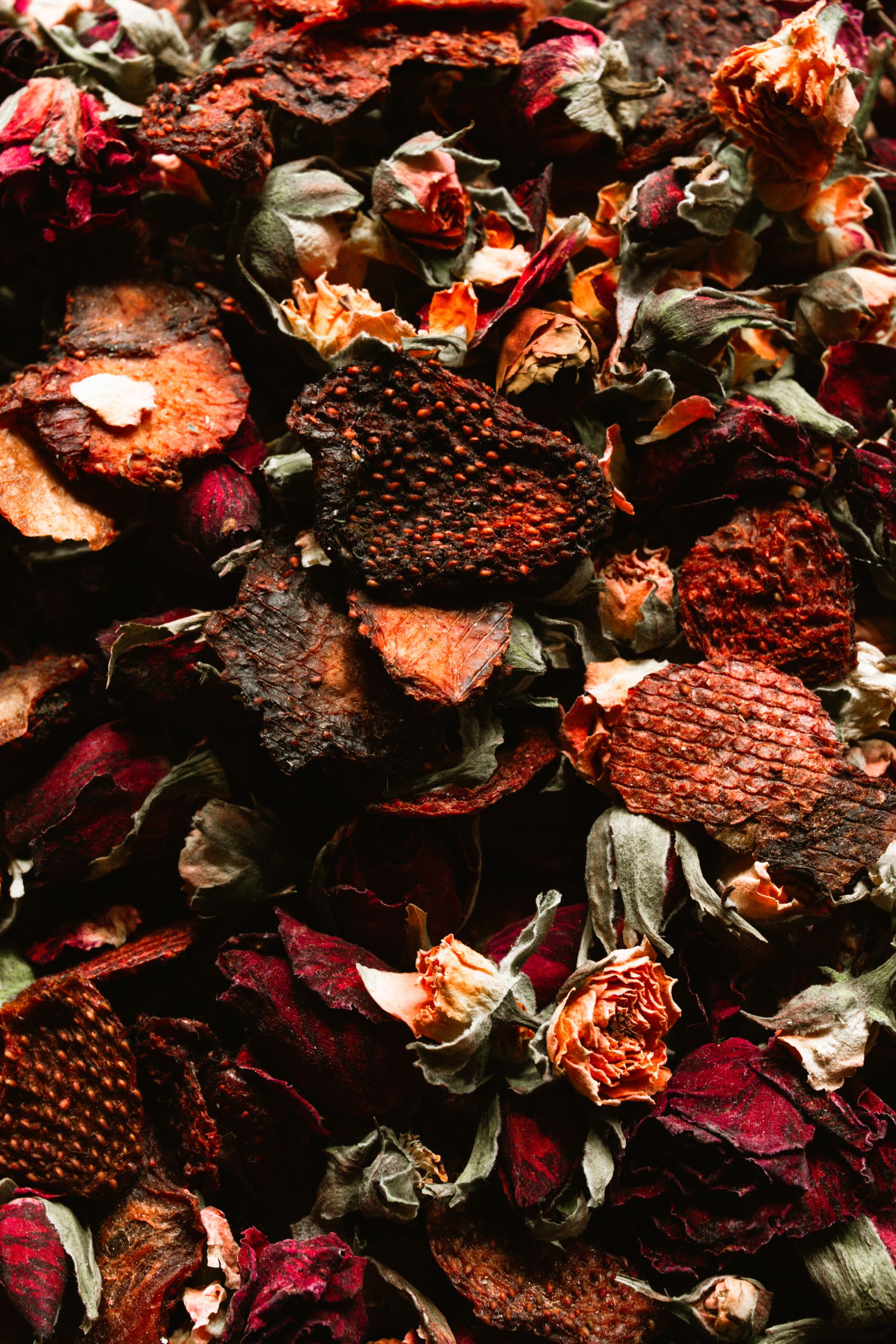 Pétales de fleurs séchés photographiés sur une surface unie