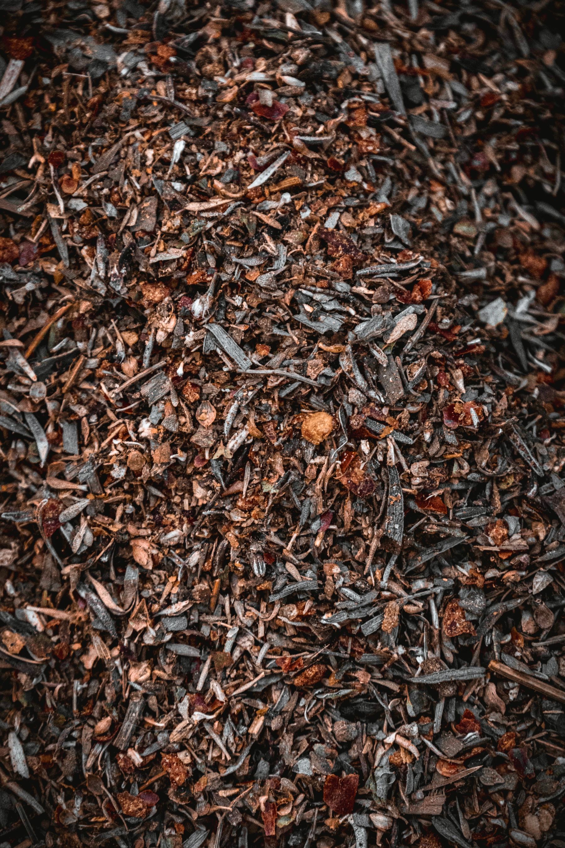 Feuilles de tisane en vrac photographiées sur une surface unie