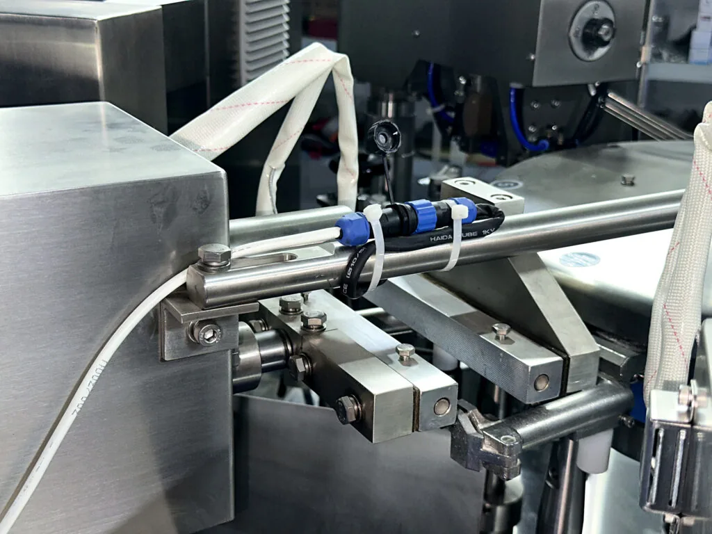 Stainless-steel mechanism and pneumatic connection detail.
