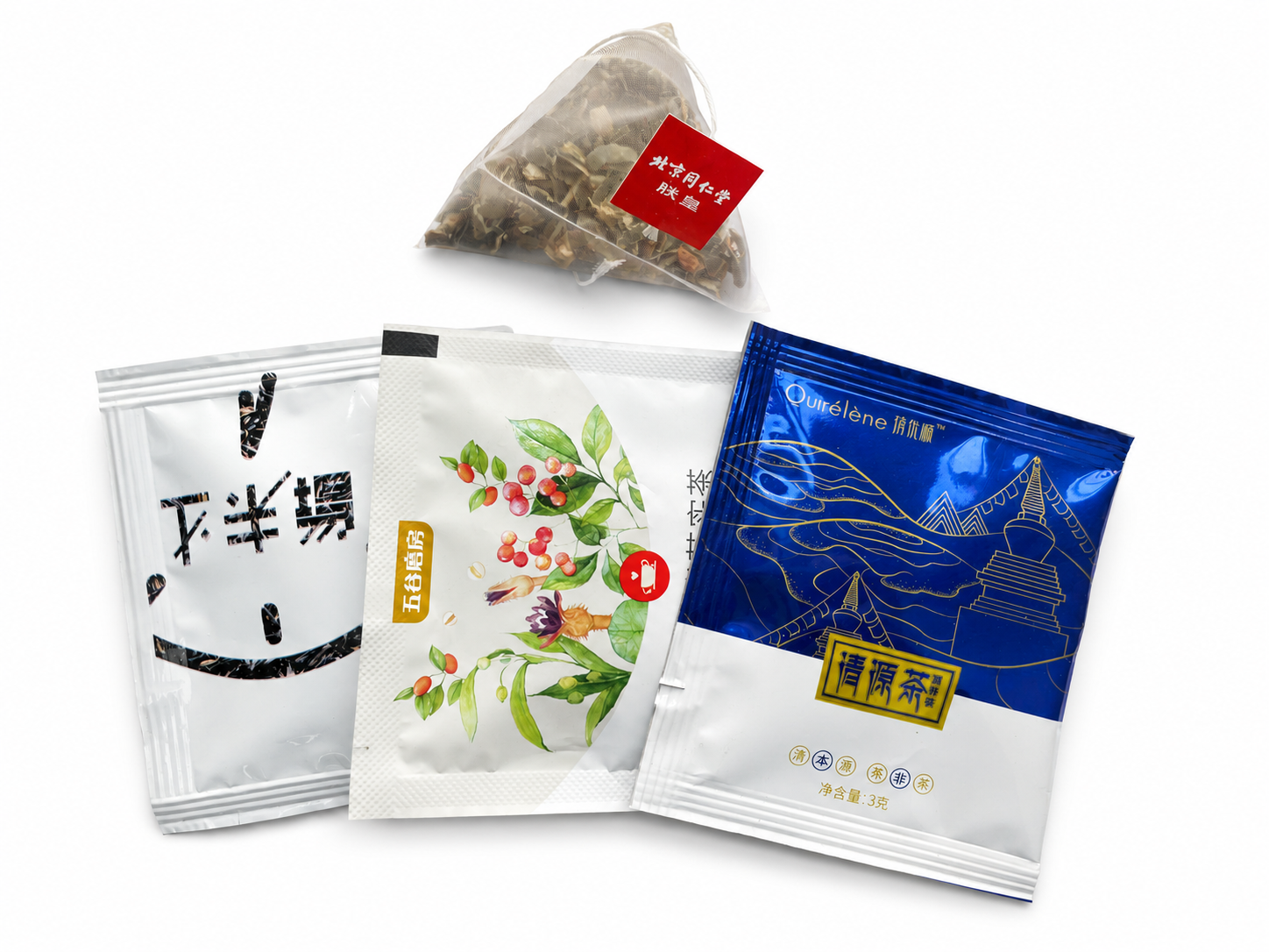Sachet de thé pyramidal accompagné d’enveloppes imprimées individuelles, présenté comme référence de format de sachet fini